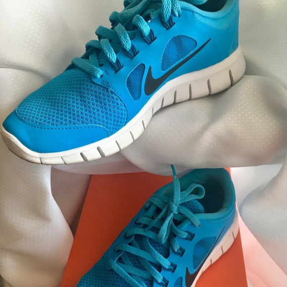 Women Shoes - Picture 2 of 4